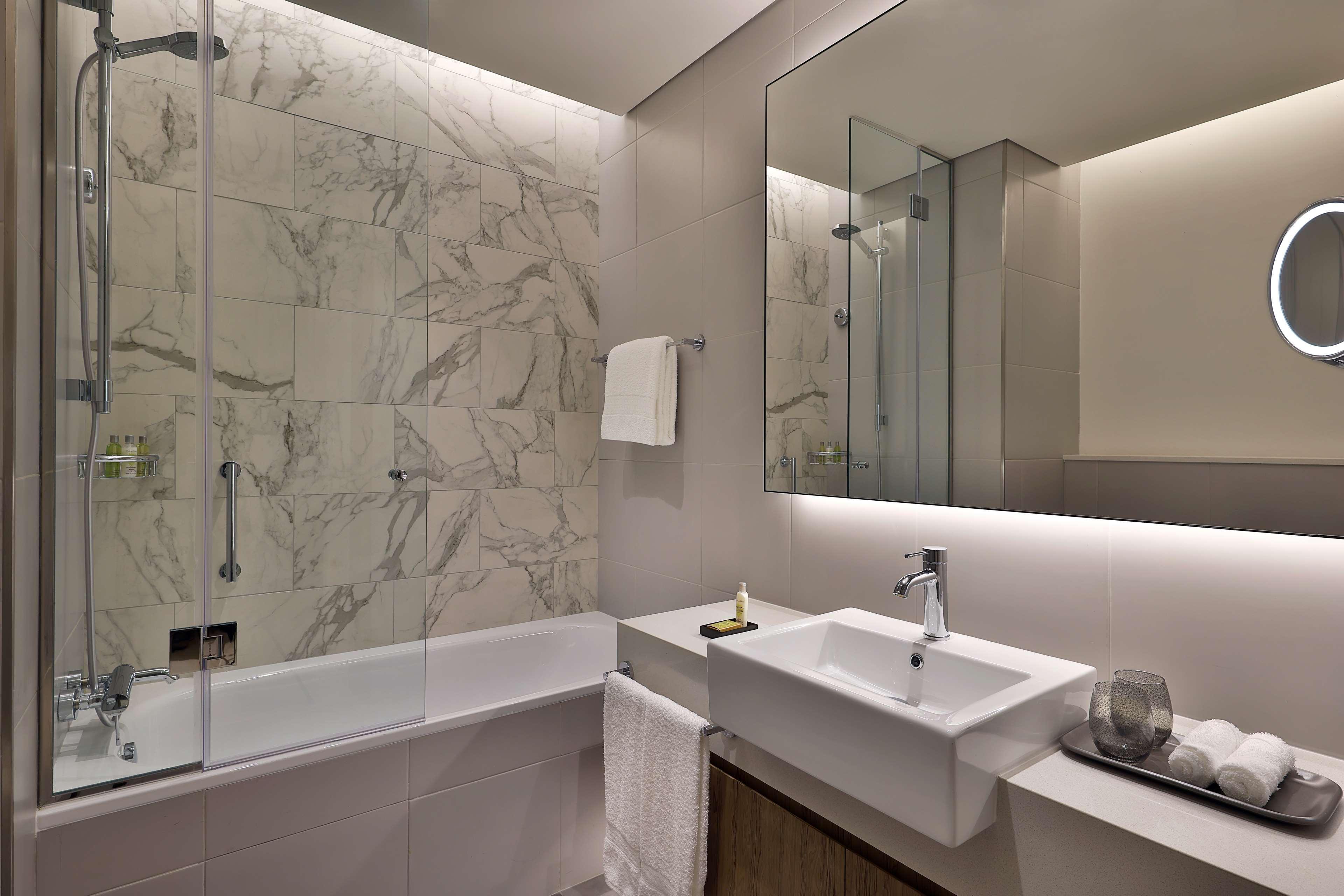 Doubletree By Hilton Yas Island Residences होटल के अलावा