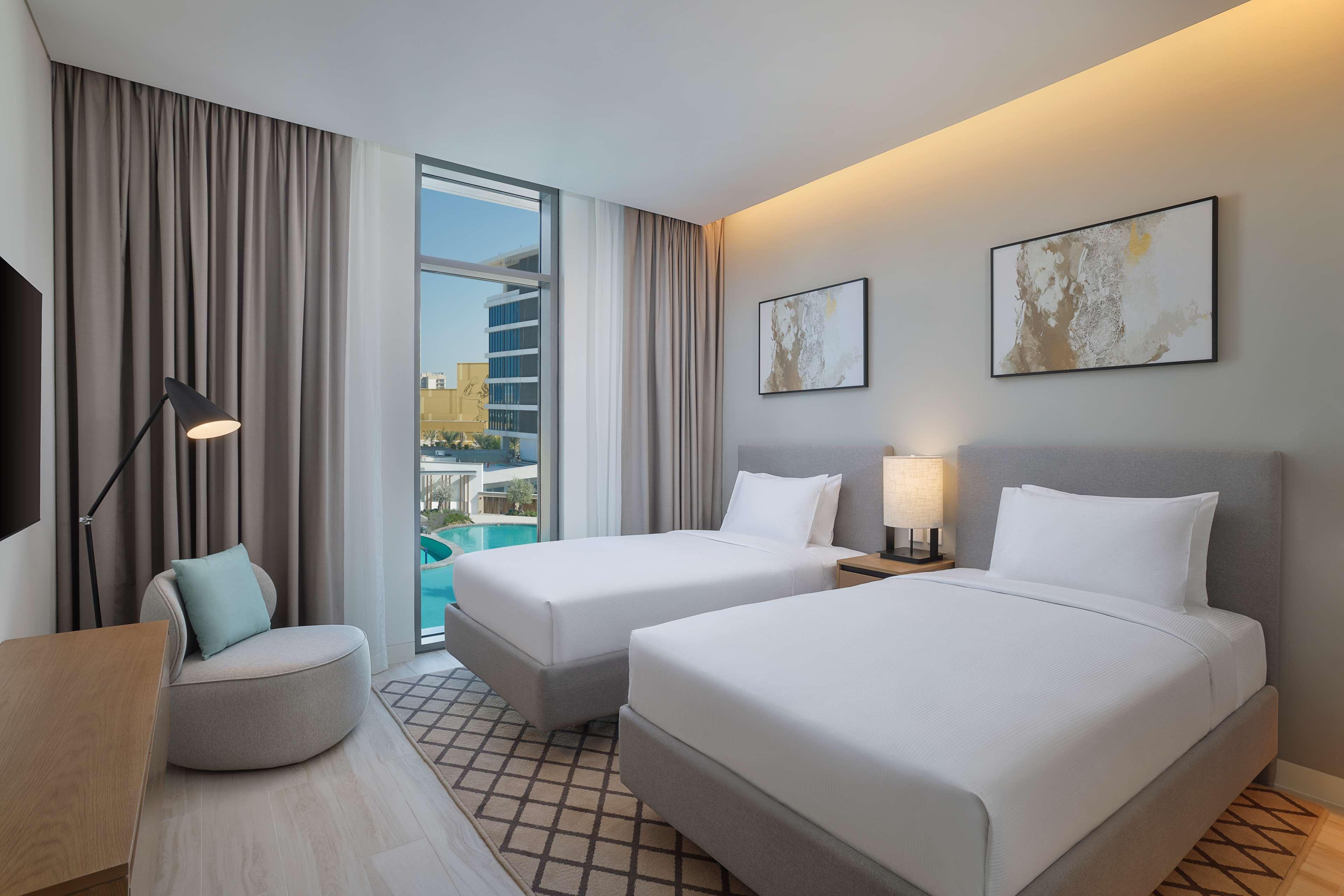Doubletree By Hilton Yas Island Residences होटल के अलावा Abu Dhabi