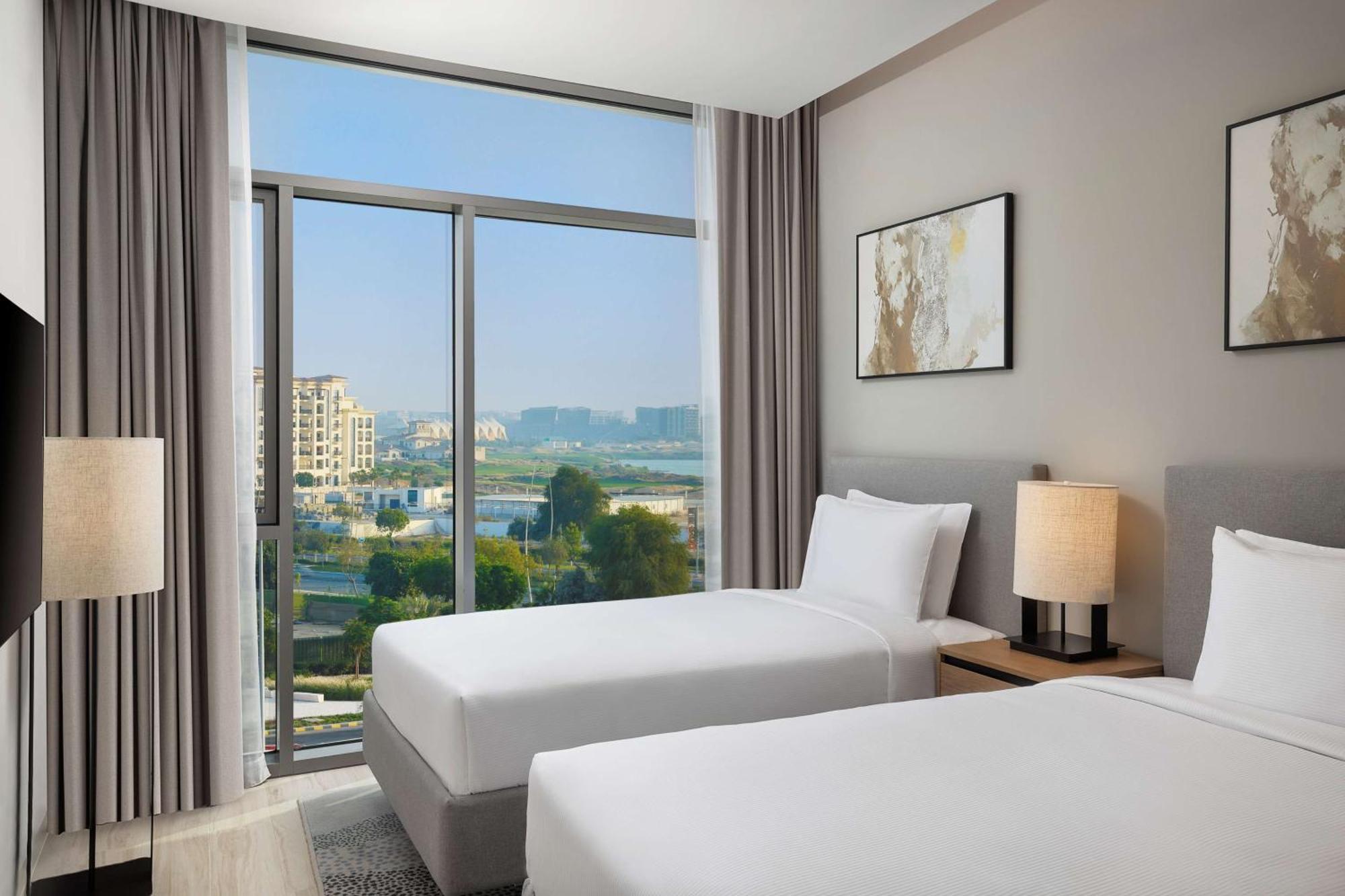 Doubletree By Hilton Yas Island Residences होटल के अलावा Abu Dhabi