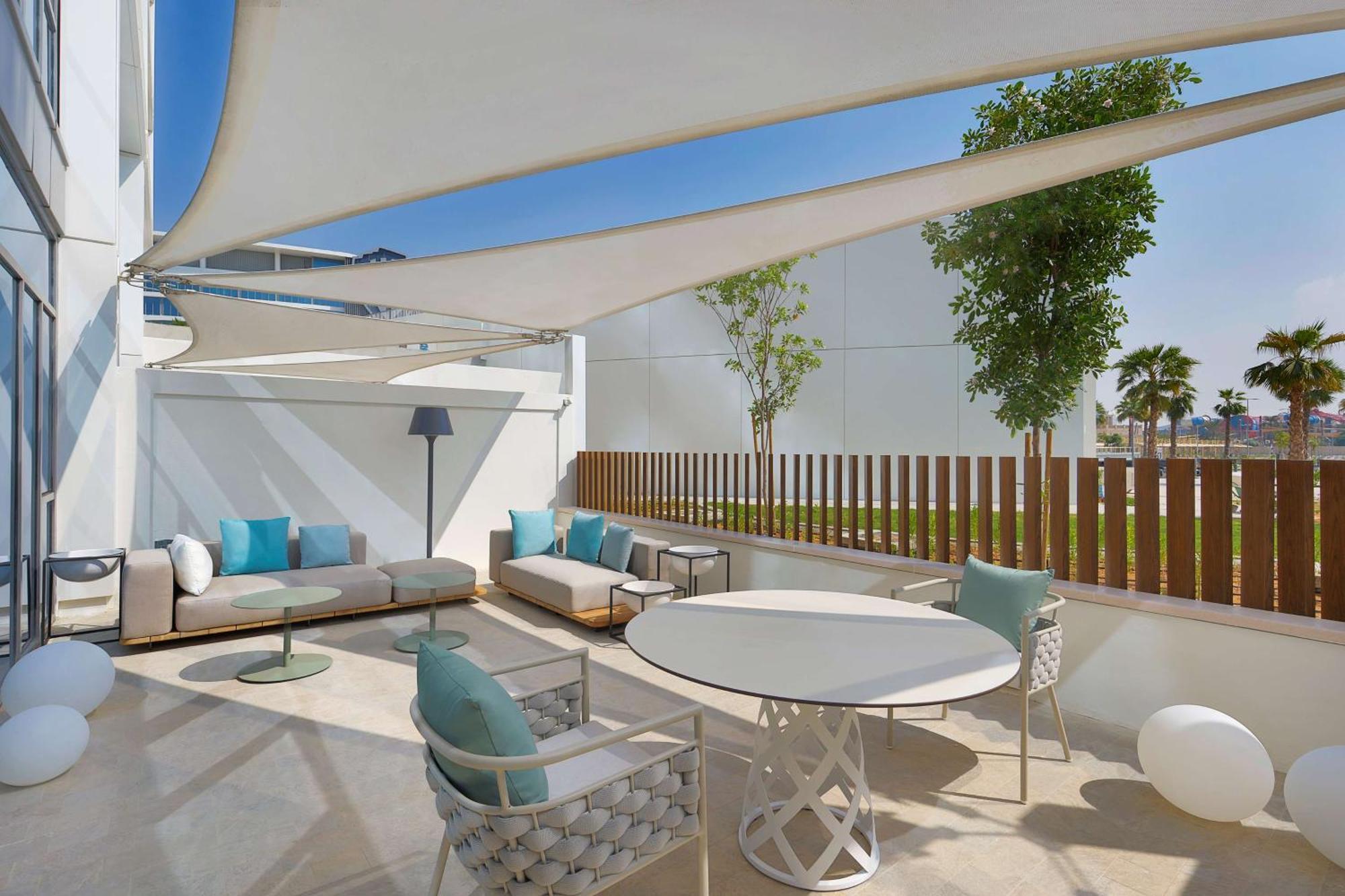 Doubletree By Hilton Yas Island Residences होटल के अलावा