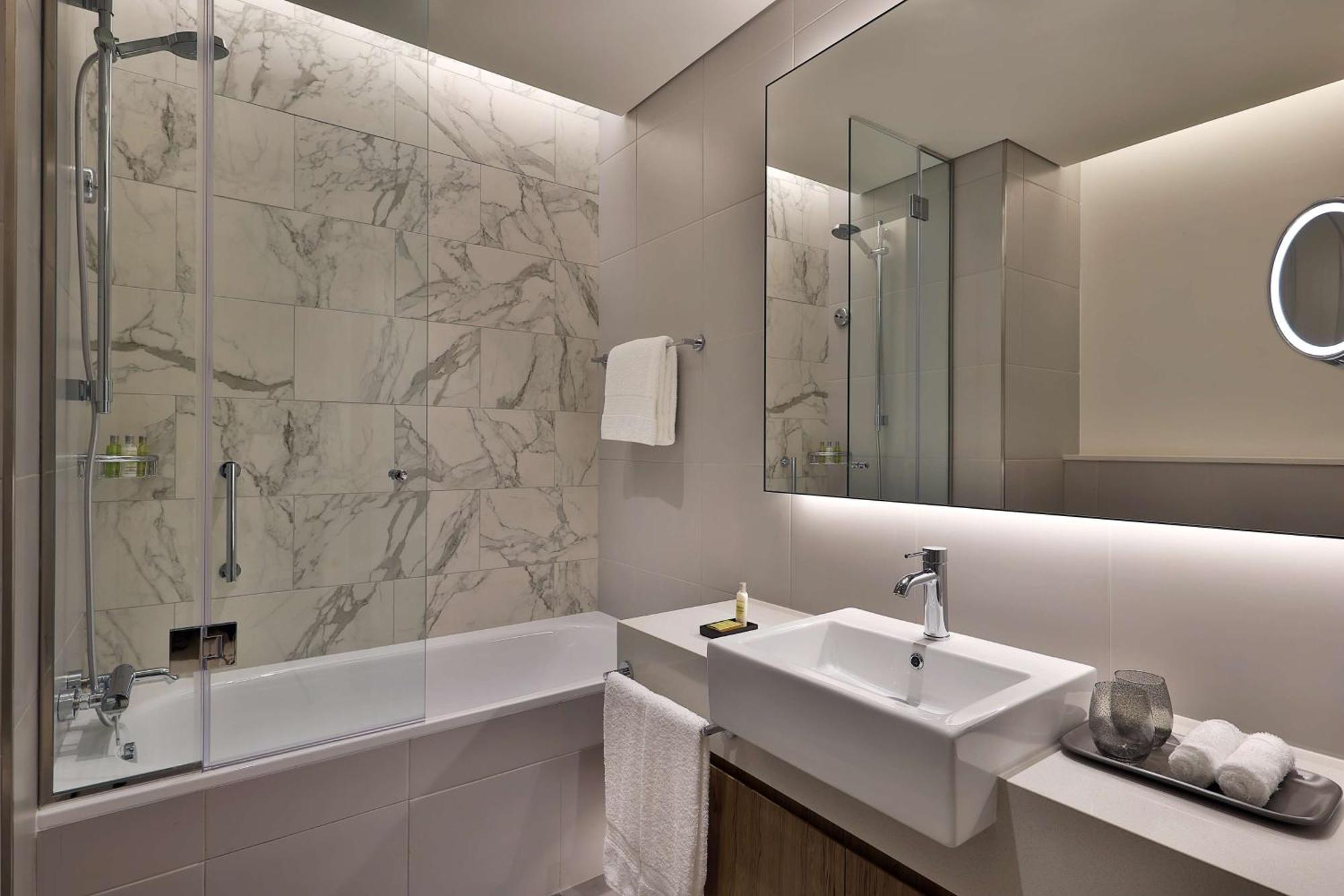 Doubletree By Hilton Yas Island Residences होटल के अलावा Abu Dhabi